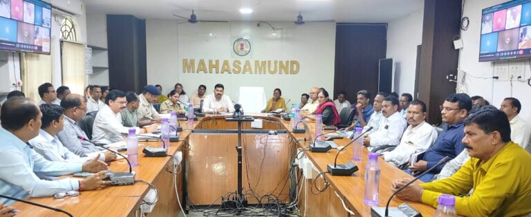 महासमुंद/नेशनल हाईवे में रात में गस्त बढ़ाने के निर्देश सड़क में घूमते पाए जाने पर पशु मालिकों के विरूद्ध लगाया जाएगा पेनाल्टी