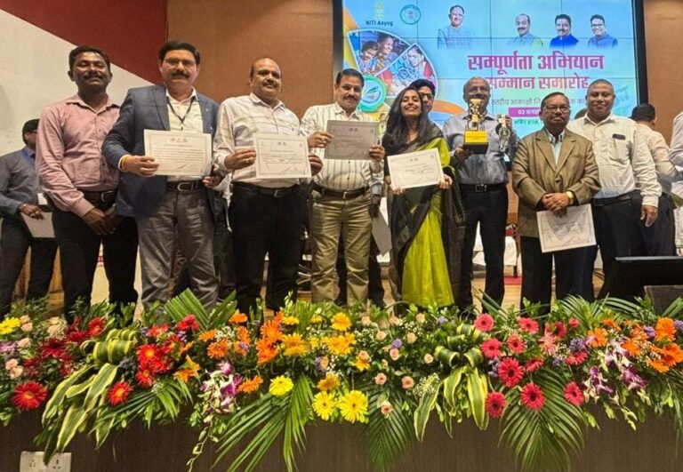 महासमुंद/आकांक्षी जिला एवं विकासखंड हेतु महासमुंद जिले को कांस्य और पिथौरा विकासखंड को रजत मेडल से सम्मानित जिला पंचायत सीईओ सहित 7 अधिकारी हुए सम्मानित