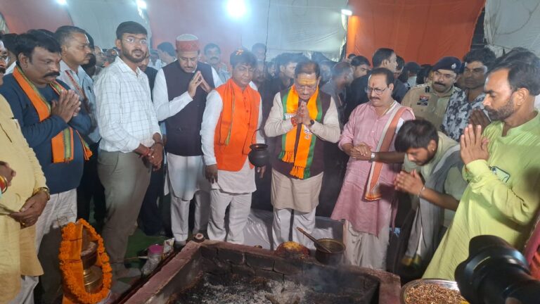 महासमुंद/मुख्यमंत्री श्री विष्णुदेव साय महासमुंद में रूद्रामहाभिषेक हवन पूजन में शामिल हुए पूजा अर्चना कर प्रदेशवासियों के लिए सुख-शांति-समृद्धि की कामना की