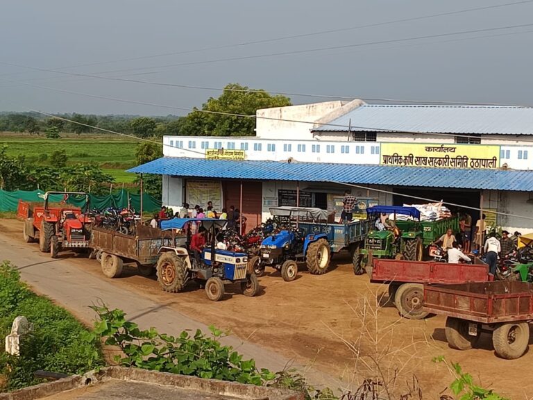 महासमुंद : ब्लैक मार्केटिंग की भी मिल रही शिकायतें, किसान परेशान / बसना के ठुठापाली सोसायटी मे खाद संकट के बीच राहत: सुपर खाद की आपूर्ति शुरू, DAP की कमी अभी भी बरकरार