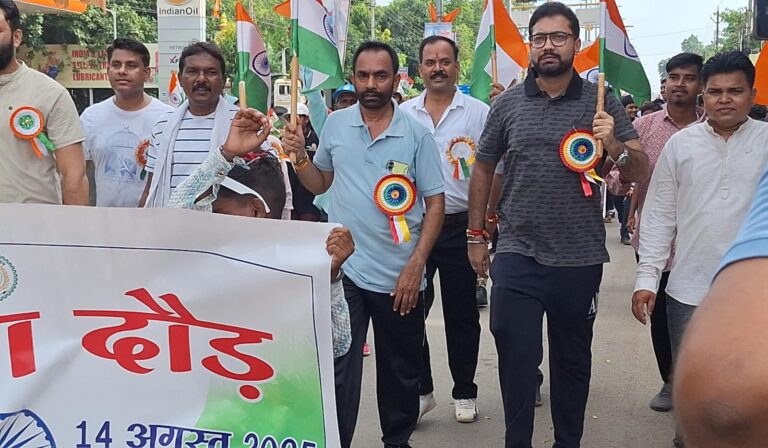 महासमुंद/स्वतंत्रता, तिरंगा एवं स्वच्छता दौड़ में उमड़ा देशभक्ति का जज्बा कलेक्टर सहित जनप्रतिनिधियों ने लगाई दौड़ दिलाई स्वच्छता की शपथ, तिरंगे के सम्मान में दौड़े 900 से अधिक प्रतिभागी