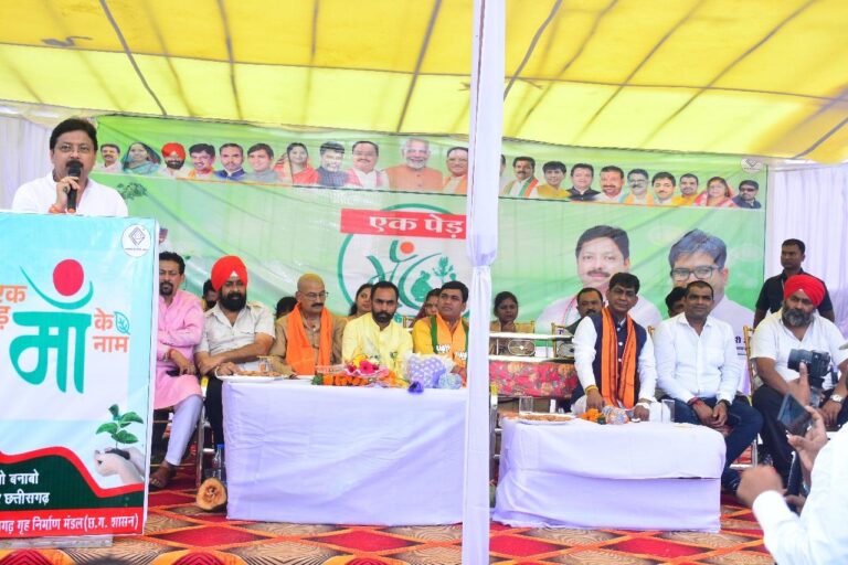 महासमुंद में “एक पेड़ माँ के नाम” कार्यक्रम का आयोजन, हाउसिंग बोर्ड कॉलोनी में 70 पौधों का रोपण