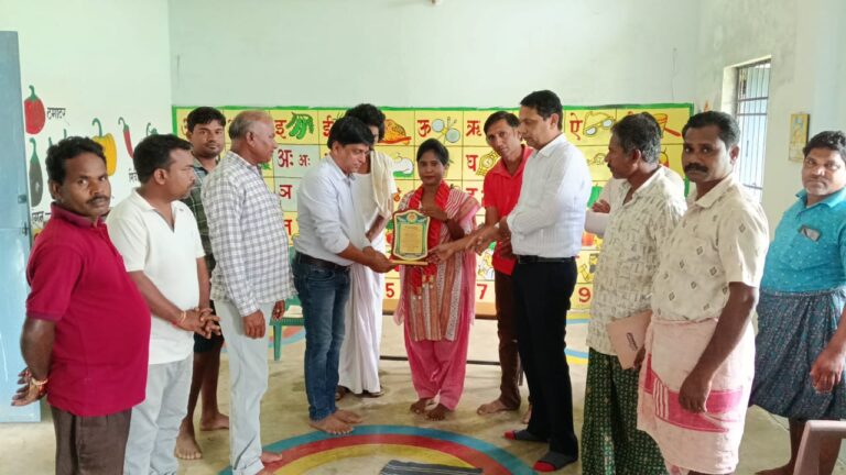 सरायपाली: हरिता पटेल ने 32 एकड़ भूमि हेतु किसानों को दिया मुफ्त बीज, संस्था ने किया सम्मानित