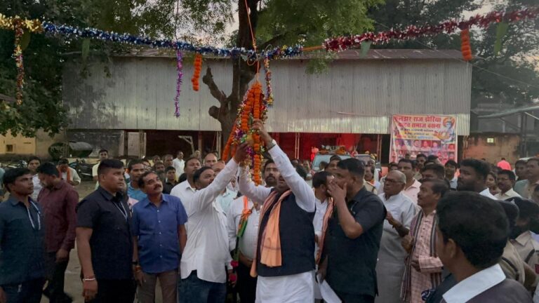 बसना में आयोजित कृष्ण जन्माष्टमी महोत्सव में शामिल हुए स्कूल शिक्षा मंत्री श्री गजेंद्र यादव 70 लाख के विभिन्न विकास कार्यों की घोषणा, मटकी फोड़कर दी शुभकामनाएं