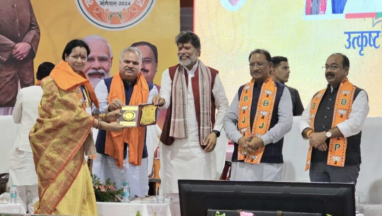 रायपुर सरायपाली / भाजपा सदस्यता अभियान में सरला कोसरिया को उत्कृष्ट कार्य हेतु सम्मान, सीएम निवास में हुआ भव्य आयोजन