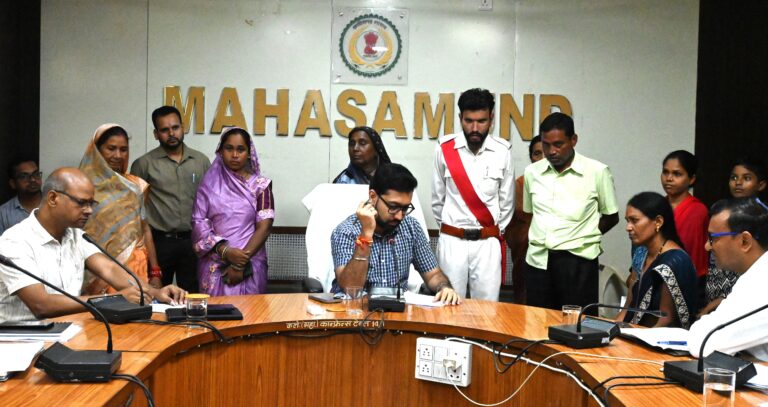 महासमुंद कलेक्टर ने जन चौपाल में सुनी आम जनों की समस्याएं, अधिकारियों को शीघ्र निराकरण के दिए निर्देश  