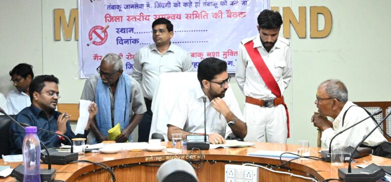 महासमुंद/कलेक्टर ने जन चौपाल में सुनी आम जनों की समस्याएं, अधिकारियों को शीघ्र निराकरण के दिए निर्देश