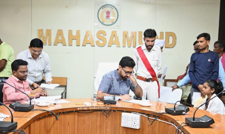 महासमुंद/जन चौपाल में कलेक्टर श्री लंगेह ने सुनी जन समस्याएं, अधिकारियों को दिए त्वरित समाधान के निर्देश