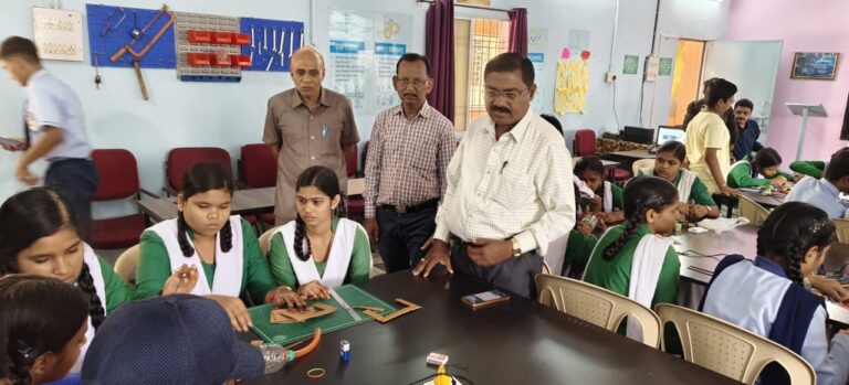 महासमुंद जिले के 700 से अधिक छात्रों ने एक घंटे में टिंकरिंग का बनाया रिकॉर्ड डीईओ ने किया निरीक्षण एटीएल स्कूलों में हुआ आयोजन