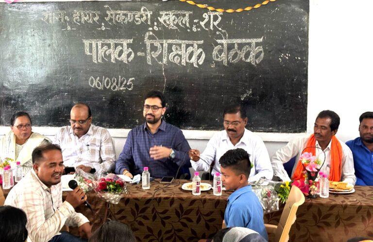 महासमुंद/जिले के सभी संकुलों में पालक-शिक्षक बैठक का आयोजन कलेक्टर श्री लंगेह ने शेर और पचेड़ा स्कूल में आयोजित पालक-शिक्षक बैठक में बच्चों और पालकों से की आत्मीय चर्चा