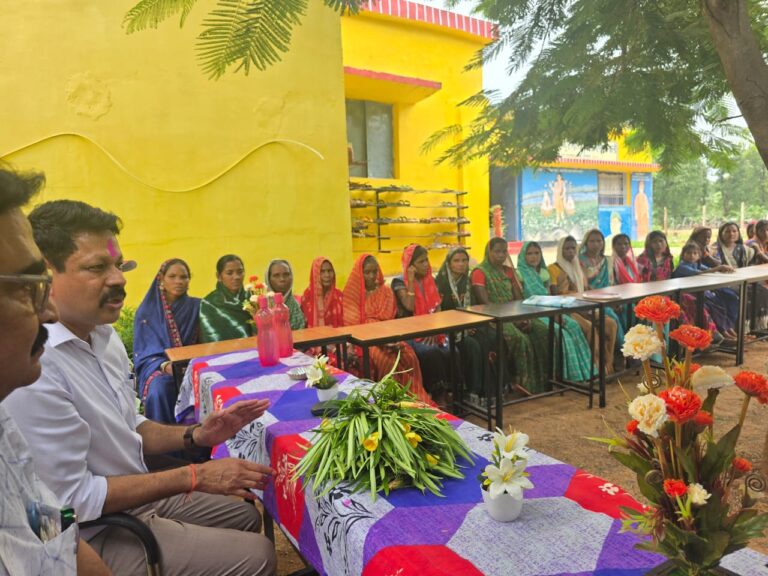 बागबाहरा : पालक-शिक्षक बैठक में एसडीएम श्री उमेश कुमार साहू ने की विद्यालय गतिविधियों एवं अभिभावक सहभागिता की सराहना