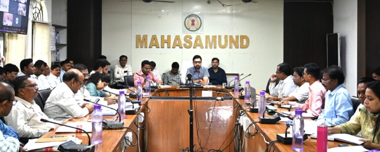 महासमुंद/कलेक्टर ने ली समय-सीमा की बैठक तिरंगा यात्रा, स्वतंत्रता दिवस और योजनाओं की प्रगति की गई समीक्षा