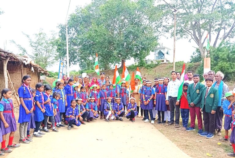 महासमुंद/हर घर तिरंगा कार्यक्रम के तहत जिले में तिरंगा यात्रा से तिरंगामय हुआ वातावरण