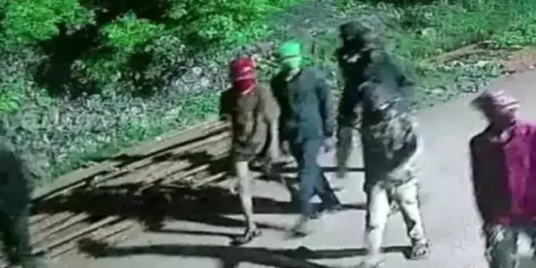 आरंग CCTV में कैद हुई वारदात: रायपुर के आउटर इलाके में एक ही रात में 5 दुकानों में चोरी