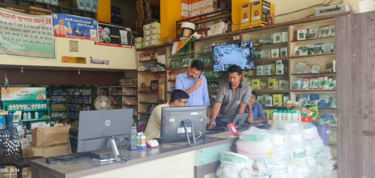 महासमुंद एसडीएम श्री उमेश साहू द्वारा खाद दुकानों का आकस्मिक निरीक्षण