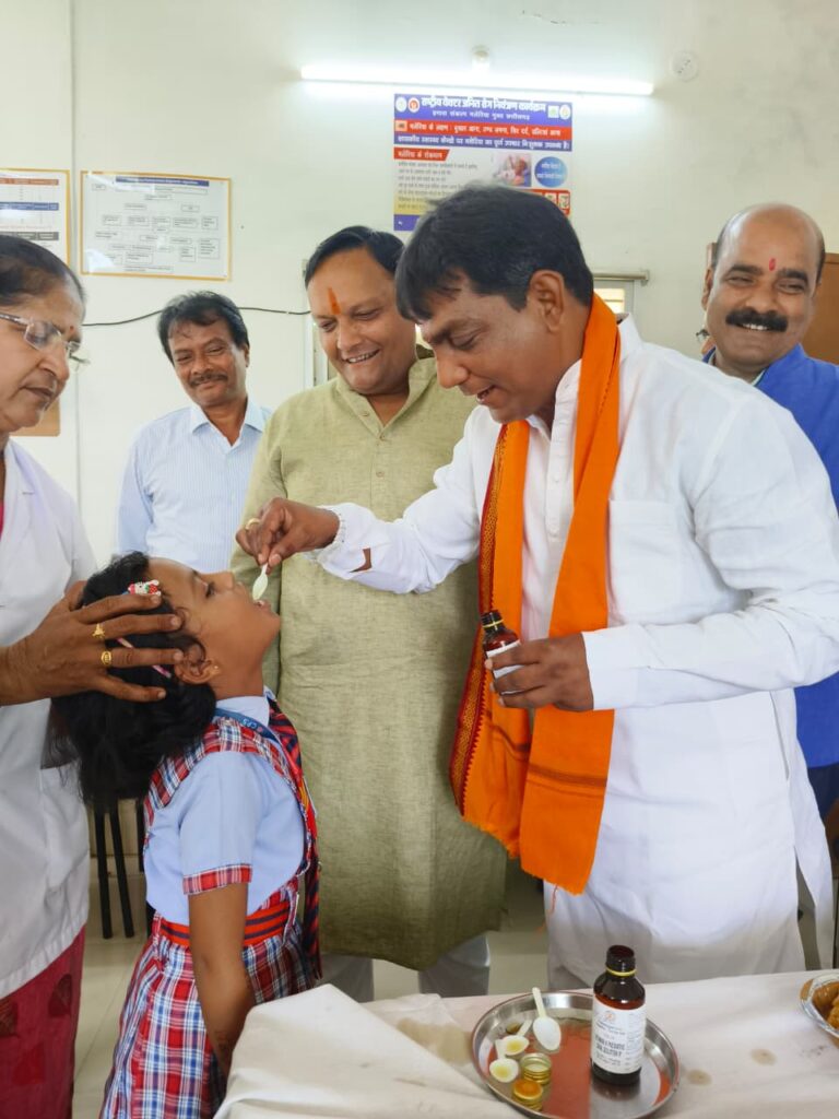 महासमुंद/विधायक श्री योगेश्वर राजू सिन्हा ने बच्चों को विटामिन ए की दवा पिलाकर किया शिशु संरक्षण माह का शुभारम्भ शिशु संरक्षण माह 29 अगस्त से 30 सितम्बर तक होगा आयोजित