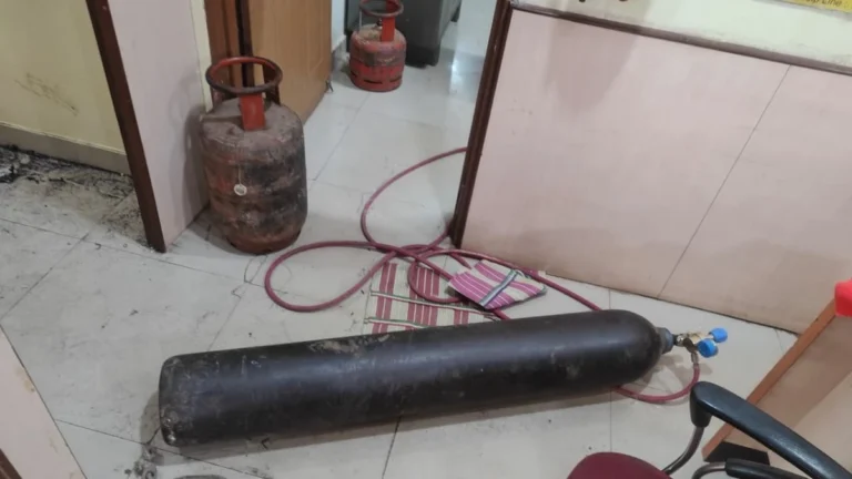 CG Crime: गैस कटर और सिलेंडर लेकर यूको बैंक में घुसे चोर, धुआं देखकर राहगीरों ने दी पुलिस को सूचना