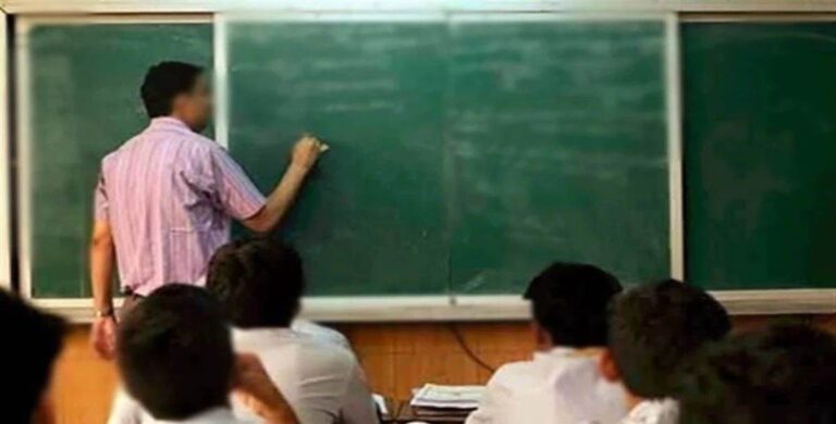 छत्तीसगढ़: दुर्ग स्कूल समय में पढ़ाई की जगह कुछ और ही करने में व्यस्त थे शिक्षक, तीन सस्पेंड, लगातार मिल रही थीं शिकायतें