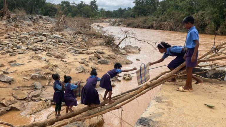 छत्तीसगढ़/ बच्‍चे टूटी पुलिया, उफनती नदी पार कर स्कूल जाने को मजबूर, छत्‍तीसगढ़ हाईकोर्ट ने संज्ञान लेकर राज्‍य सरकार से मांगा जवाब