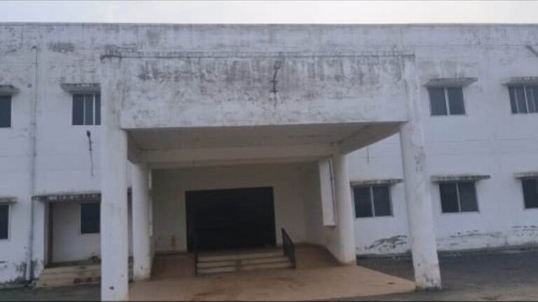 छत्तीसगढ़ राजनांदगांव में दो करोड़ का छात्रावास बिना उपयोग के हो रहा जर्जर, शिफ्टिंग नहीं होने से खंडहर में तब्दील