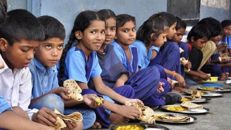 छत्तीसगढ़/ बच्चों की जान से खिलवाड़! स्कूल के खाने में नजर आए कीड़े, प्रिंसिपल को मिला नोटिस