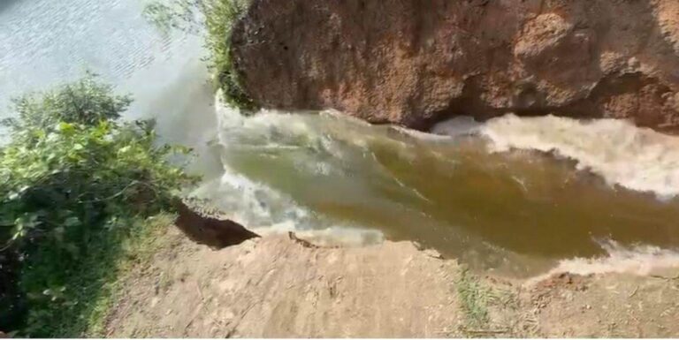 CG News: सरगुजा क्षेत्र में फिर एक बांध टूटने से मची तबाही, कई एकड़ धान की फसल नष्ट