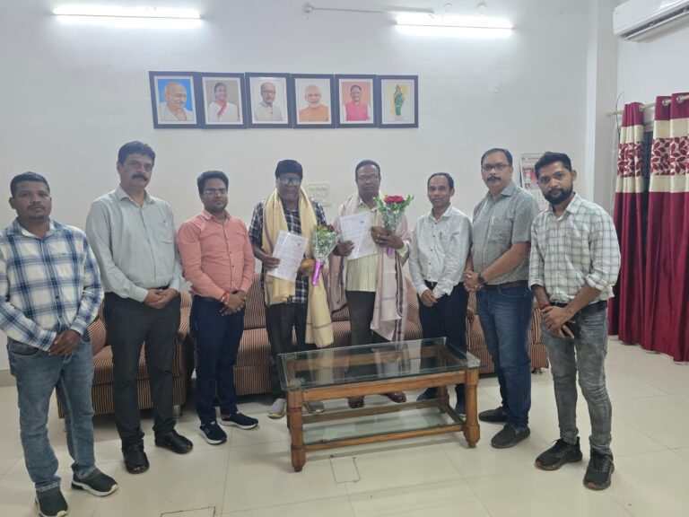 महासमुंद/जिला प्रशासन की संवेदनशील पहल : सेवानिवृत्त शिक्षकों को तत्काल पेंशन आदेश प्रदान