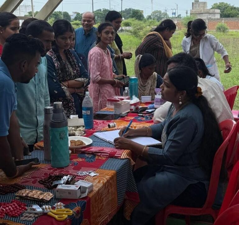 महासमुन्द : बिरकोनी में निःशुल्क स्वास्थ्य जांच शिविर आयोजित 254 श्रमिकों का हुआ स्वास्थ्य परीक्षण