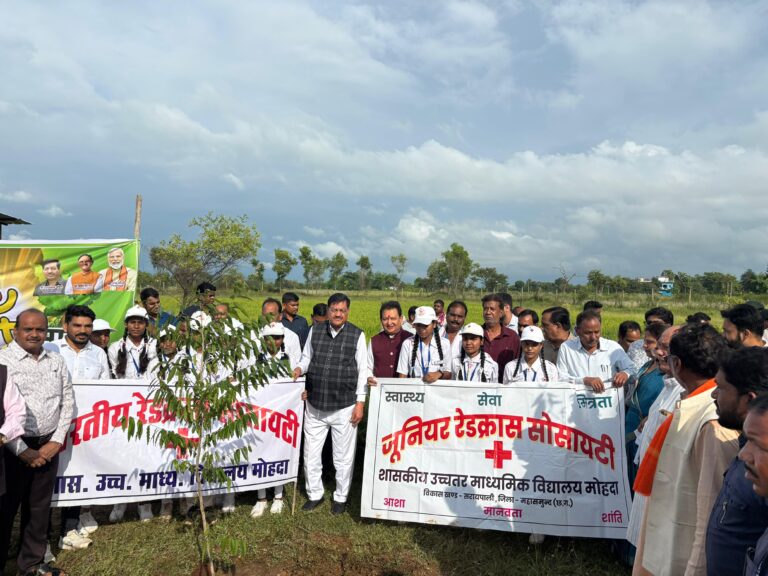 महासमुंद/प्रभारी मंत्री श्री दयालदास बघेल वृक्षारोपण और सायकल वितरण कार्यक्रम में हुए शामिल एक पेड़ माँ के नाम” अभियान के तहत ग्राम मोहंदी में वृक्षारोपण कार्यक्रम में हुए शामिल