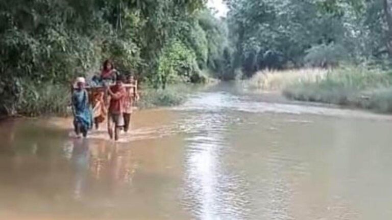 छत्तीसगढ़ :र्ददनाक तस्वीर! गर्भवती को चारपाई से कराई नदी पार, अस्पताल पहुंचने से पहले डिलीवरी, नहीं बच पाया नवजात