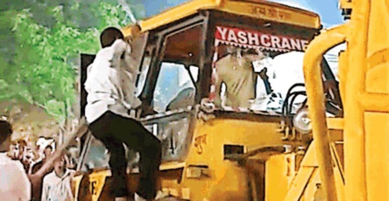 CG News: गणेश विसर्जन के दौरान टूटा निगम के क्रेन का पट्टा, आक्रोशित लोगों ने ड्राइवर को किया अधमरा