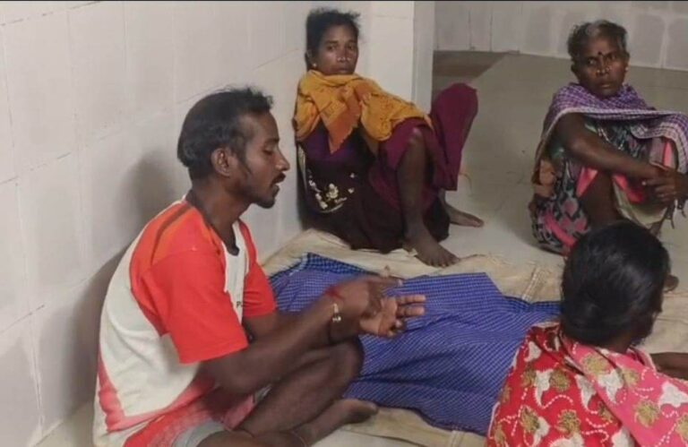 CG News: आंगनबाड़ी में ढाई साल की बच्ची की करंट लगने से मौत, पोस्टमार्टम के लिए शव लेकर रात भर बैठे रहे परिजन