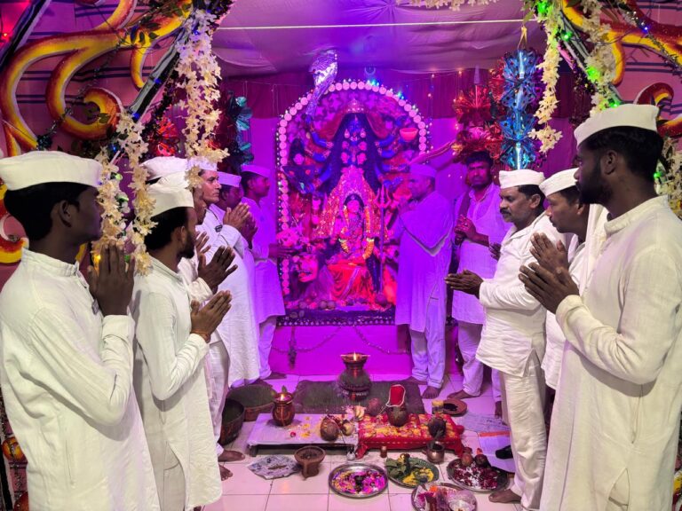 रायपुर : माँ दुर्गा की भक्ति से गूंजा केन्द्रीय जेल रायपुर, 802 बंदियों ने रखा व्रत जेल प्रशासन ने पूजा व फलाहारी की विशेष व्यवस्था की 