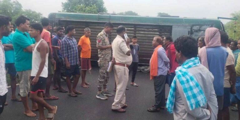 CG Accident News: अनियंत्रित होकर पलटी तेज रफ्तार बस, महिला यात्री की मौके पर मौत, 4 घायल