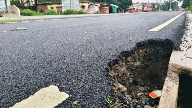 NH-130 Potholes: 74 करोड़ रुपये की सड़क 74 दिन भी न चली, पहली बारिश में ही खुली पोल