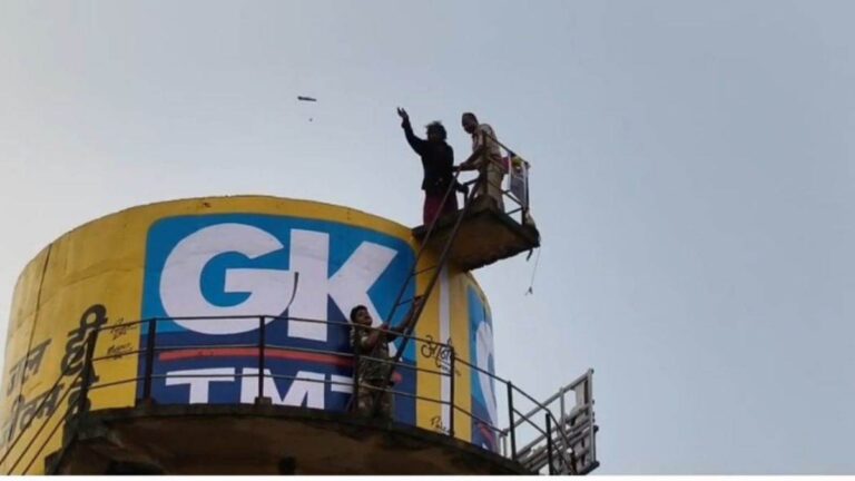 Cg News:50 फीट ऊंची पानी की टंकी पर चढ़ गई मानसिक रूप से कमजोर महिला, उतारने में पुलिस के भी छूटे पसीने