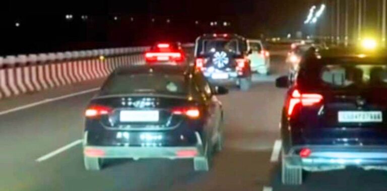 रायपुर की सड़कों पर हुड़दंगियों का आतंक, कार से लटकने और खतरनाक स्टंट करने का Video viral