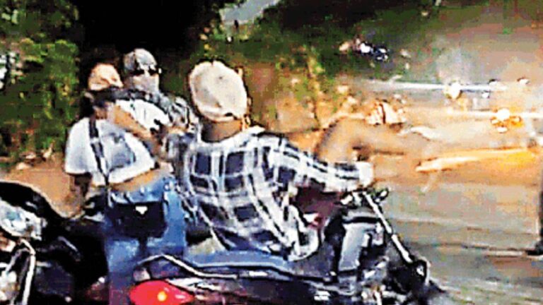 CG News:बीच सड़क पर युवतियों की गुंडागर्दी: युवक को मारे तमाचे और आंखों में डाला मिर्ची पाउडर, Video Viral