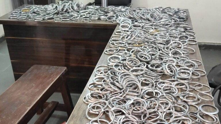 छत्तीसगढ़ दुर्गा पूजा पंडाल में पुलिस की बड़ी कार्रवाई, इस वजह से युवाओं के हाथों से उतरवाए दो हजार कड़े