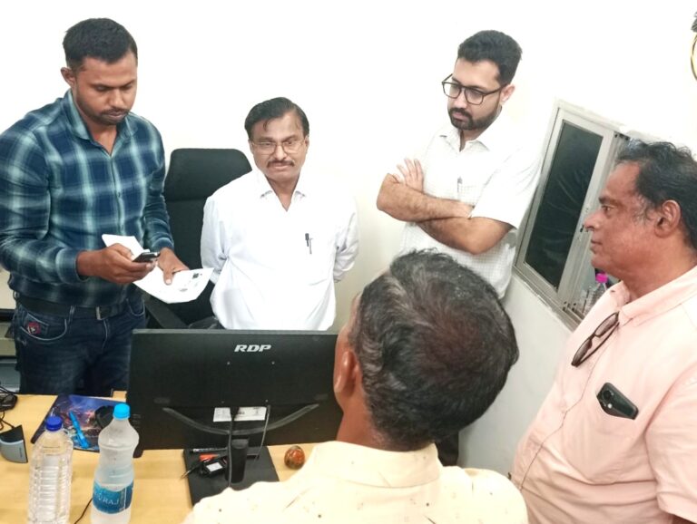 महासमुंद/कमिश्नर श्री कावरे ने एग्रीस्टेक पंजीयन की जानकारी ली शेष किसानों को अतिशीघ्र पंजीयन के दिए निर्देश