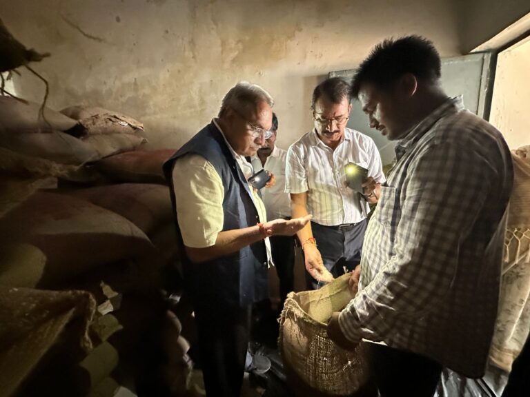 महासमुंद राज्य खाद्य आयोग अध्यक्ष श्री संदीप शर्मा का महासमुंद दौरा योजनाओं की जमीनी हकीकत देखी, अधिकारियों को दिए निर्देश