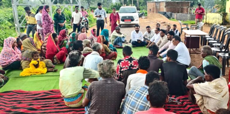 मुख्य कार्यपालन अधिकारी श्री नंदनवार ने कमार बस्ती में चौपाल लगाकर सुनी समस्याएं योजनाओं के क्रियान्वयन में तत्परता और पारदर्शिता बरतें