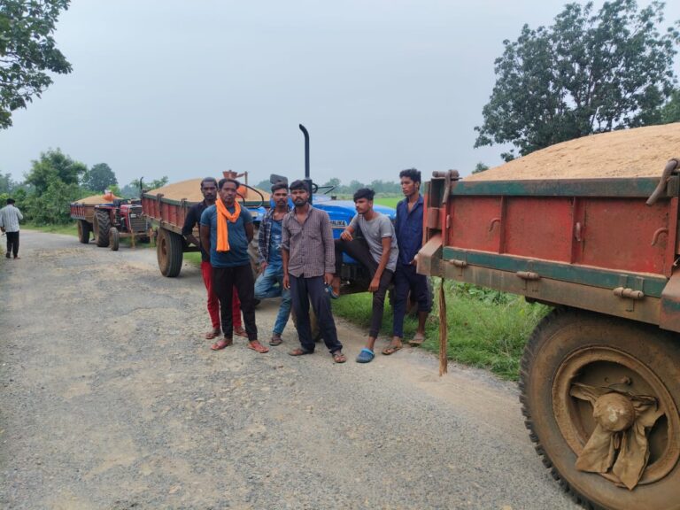 पिथौरा : ओनकी मार्ग स्थित लोहराम के पास रविवार को ग्रामीणों ने रेत तस्करी कर रहे कई ट्रैक्टरों को रोककर बड़ा विरोध प्रदर्शन किया।