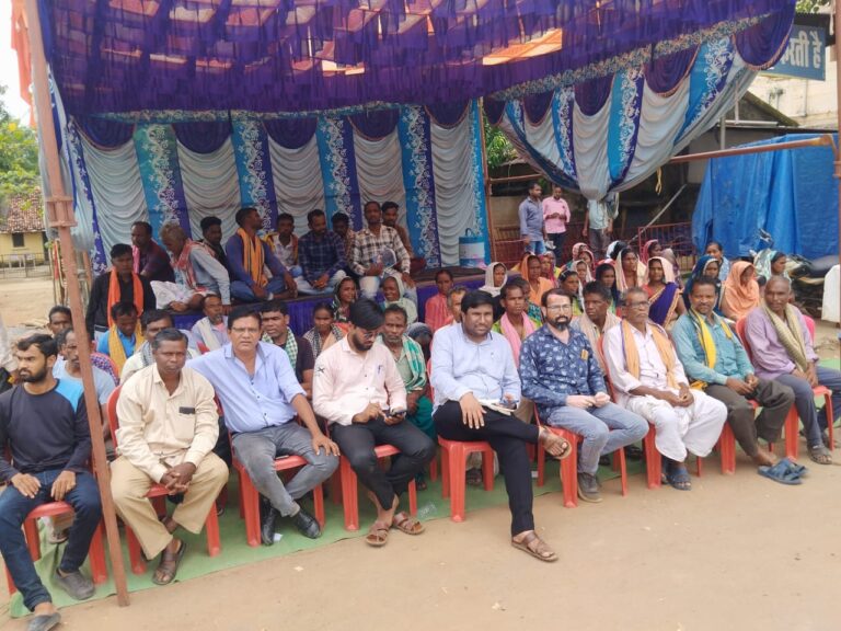 CG : सरायपाली मे शासकीय भूमि पर कब्जा कर रहा रायगढ़ के उप अभियंता, ग्रामीण उतरे धरना पर एसडीएम, तहसीलदार और सीएमओ के आश्वासन के बाद ही खत्म हुआ धरना प्रदर्शन