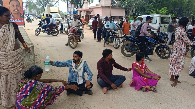 CG पिथौरा :मजदूर दलाली के काले खेल का शिकार बना युवक: संदिग्ध मौत के बाद विरोध प्रदर्शन, दलाल समेत तीन पर FIR