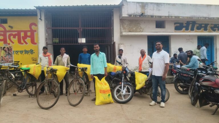 महासमुंद शासकीय दर पर किया गया यूरिया का वितरण