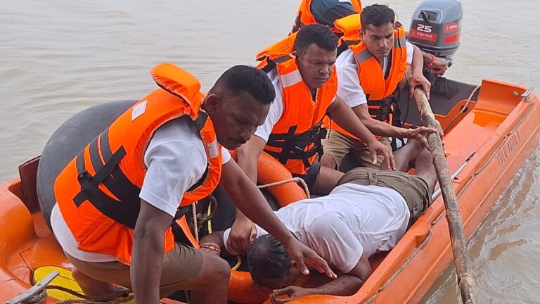 महासमुंद/बाढ़ आपदा से निपटने हेतु आछोल-समोदा तट पर राज्य आपदा प्रतिक्रिया बल और नगर सेना की मॉक ड्रिल