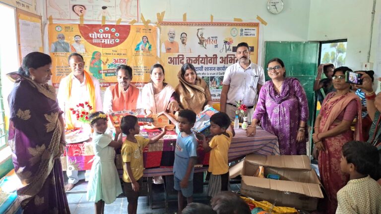 महासमुंद जटाकन्हार मे पोषण माह पर विशेष कार्यक्रम : आँगनबाड़ी केंद्र मे कलेक्टर द्वारा उपहार स्वरूप अनौपचारिक शिक्षा किट दिया गया
