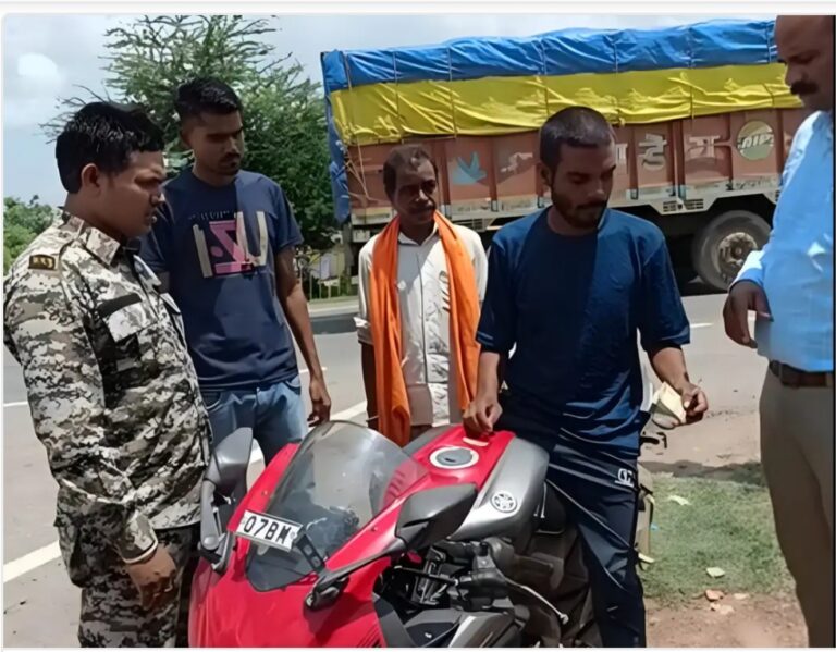 महासमुन्द कवर्धा/ गांजा तस्कर से जाली नोटों का सौदागर बना आरोपी, पुलिस-आरोपी की सेटिंग से महकमे में खलबली 4 पुलिस कर्मचारीयों को सस्पेंड कर दिया गया है