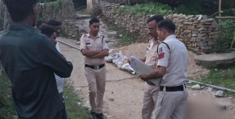 छत्तीसगढ़: खून से सनी कुल्हाड़ी लेकर थाने पहुंचा युवक, बैगा की बातों में आकर अपनी मां की कर दी हत्या